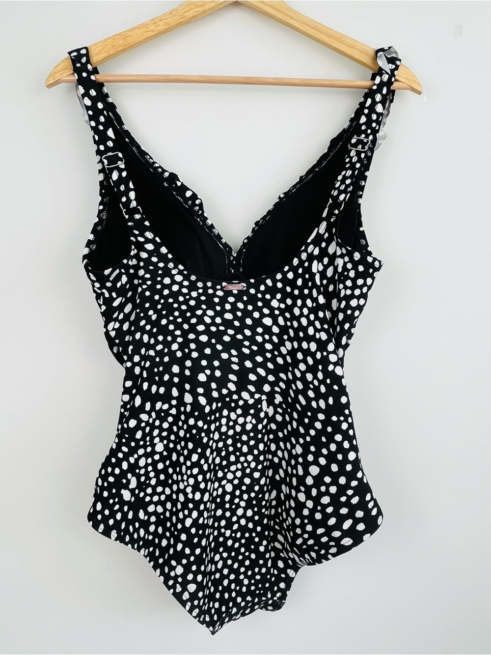 DKNY black & white ruffle trimmed modest 1 piece swimsuit, size 10. - Picture 2 of 8
